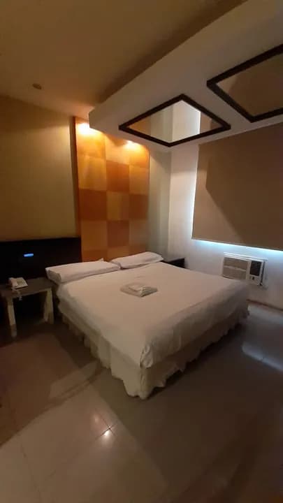 Hotel Bond