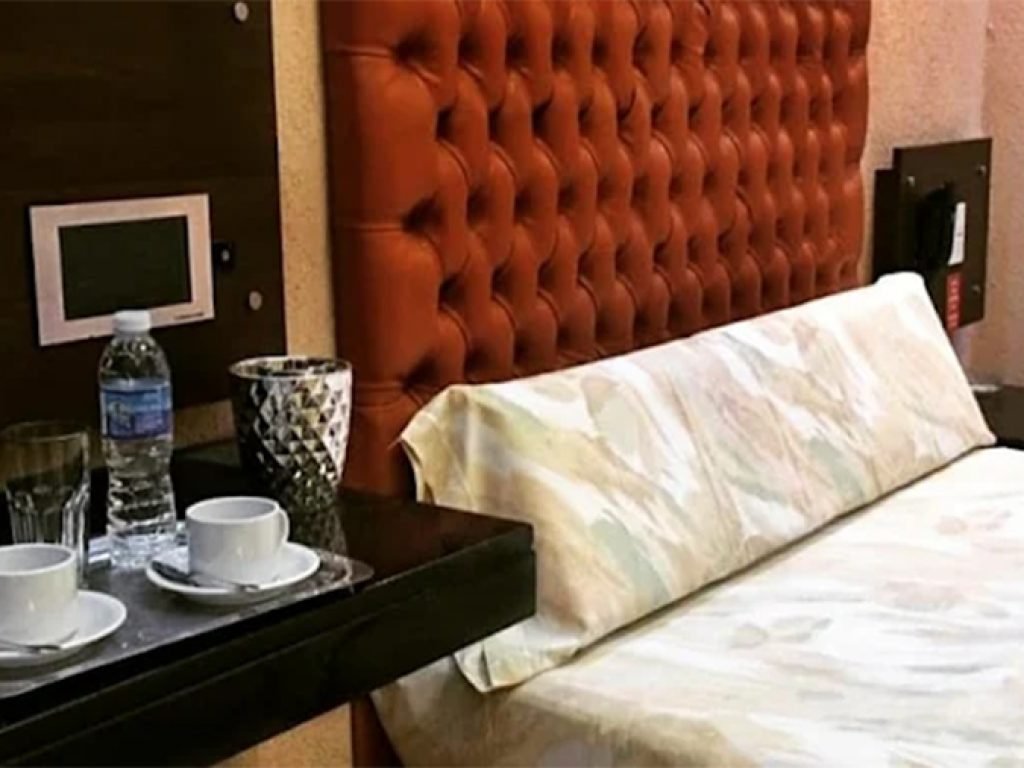 Habitaci贸n del hotel albergue transitorio Fenix en el barrio de Flores