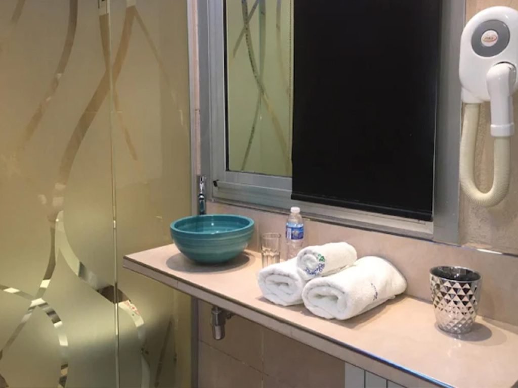 Habitaci贸n del hotel albergue transitorio Fenix en el barrio de Flores