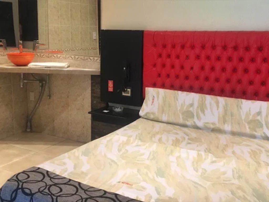 Habitaci贸n del hotel albergue transitorio Fenix en el barrio de Flores