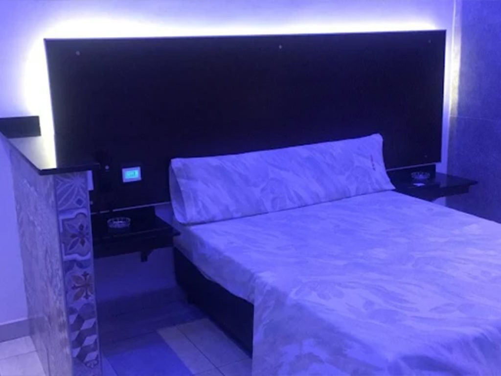 Habitaci贸n del hotel albergue transitorio Fenix en el barrio de Flores