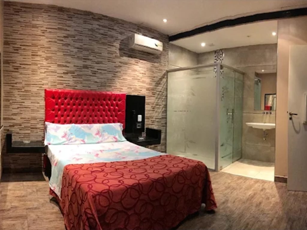 Habitaci贸n del hotel albergue transitorio Fenix en el barrio de Flores