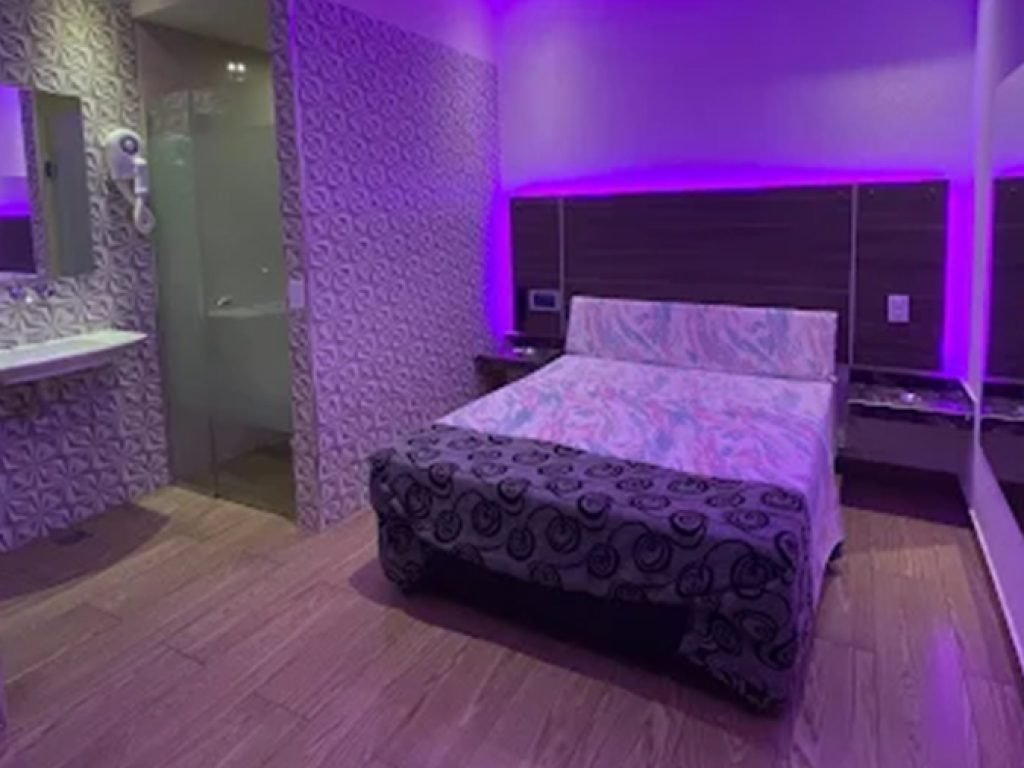 Habitaci贸n del hotel albergue transitorio Fenix en el barrio de Flores