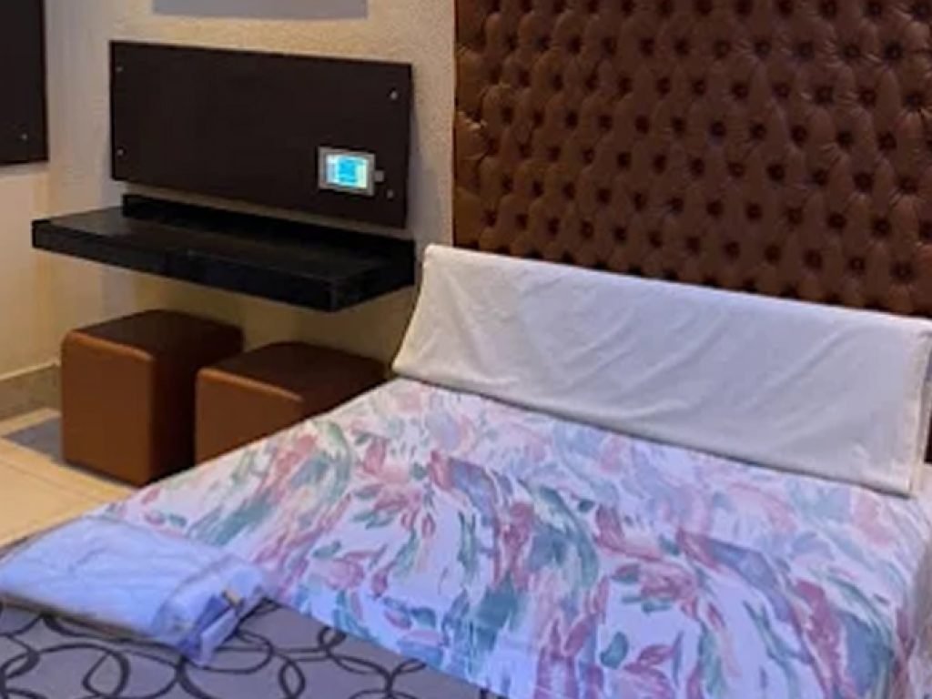 Habitaci贸n del hotel albergue transitorio Fenix en el barrio de Flores